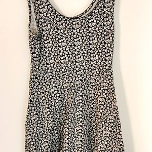 Mini dress little daisies all over. Soft material, and synched little waist.